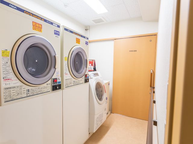 コインランドリー設備 共有スペース 清潔感のあるコインランドリー設備が整っており、日常のお洗濯に便利です。自由に使える洗濯環境を提供しております。
