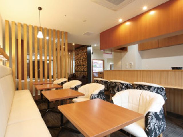 明るい食堂の様子 ラウンジ ゆとりの空間がある明るくモダンな食堂です。ゆったりとした時間を過ごしながら食事が楽しめます。