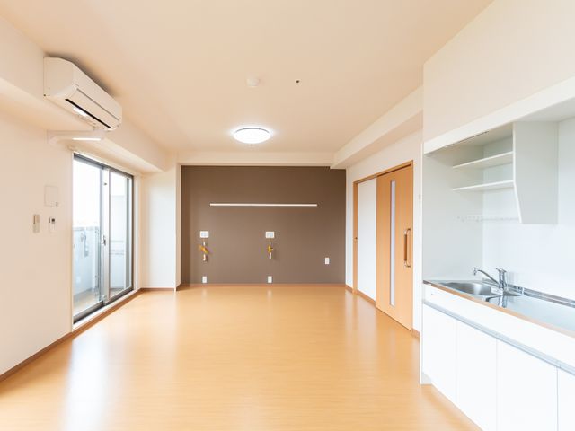 広々とした居室の風景 居室 ゆとりある空間で、明るく清潔感のあるデザインが特徴の居室です。快適な日々を過ごせるよう配慮されています。