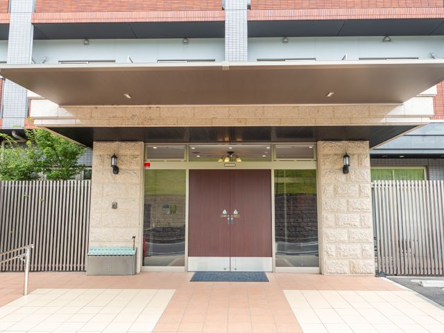 施設入り口の様子 玄関 ゆったりとしたエントランスは、温かみのある色合いで迎えてくれます。手入れが行き届いた外観は、訪れる方々に安心感を提供します。