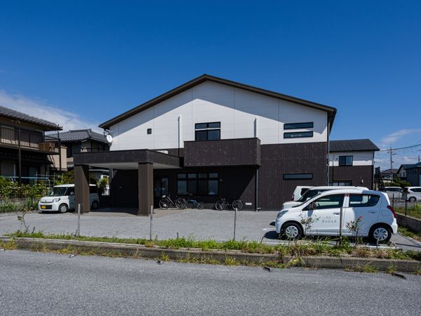 施設の外観と駐車場  