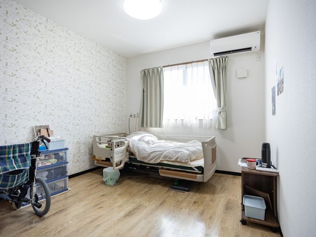 明るい居室のベッド 居室   自然光が差し込む明るい居室です。ベッド周りに動線のゆとりがあり、介助しやすい印象です。