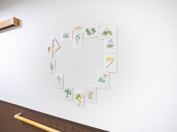 花の掲示がある廊下  