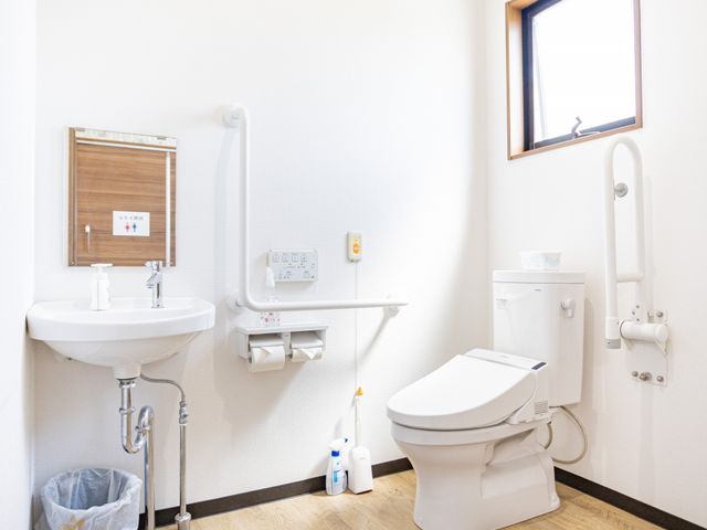 手すり付きトイレ トイレ   白を基調とした明るいトイレです。手すりや洗面台があり、使いやすさに配慮されています。