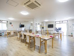 明るい食堂の様子  
