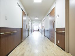 明るい廊下の居室前  