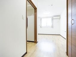 明るい洋室の居室  
