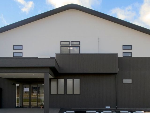 現代的な建物外観 外観 シンプルで落ち着いたデザインの建物です。広いエントランスが魅力的です。