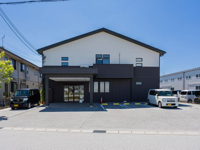 施設の外観 外観   白と黒の外壁が印象的な建物です。駐車スペースもあり、車での送迎がしやすそうです。