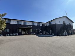 広々とした建物外観