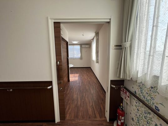 木の床の居室