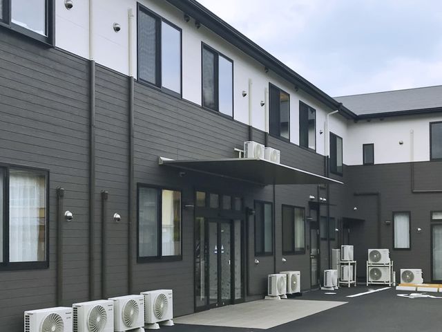 快適なエントランス風景 エントランス ゆったりとしたエントランスは、訪れる方に落ち着いた印象を与えます。明るく開放的な造りで、安心してお過ごしいただける環境です。