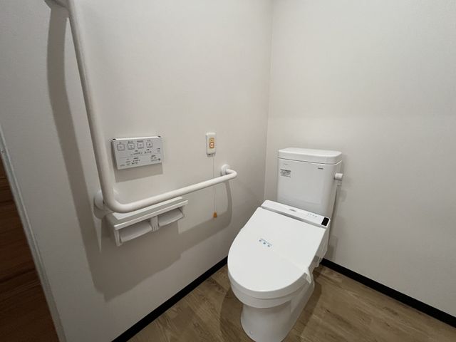 清潔なトイレ トイレ 手すり付きで、安全に配慮された清潔な空間です。快適に利用できる設計となっています。