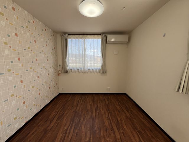 明るい部屋の居室 居室 自然光が差し込む明るい空間です。おしゃれな壁紙が特徴の居室で、快適に過ごせます。
