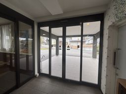 ガラス製の出入口