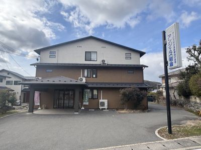 落ち着いた建物の外観