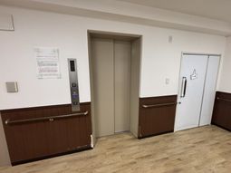 エレベーターの前