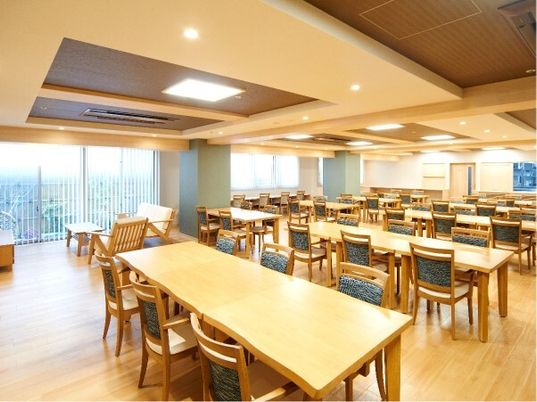 広々とした食堂の空間