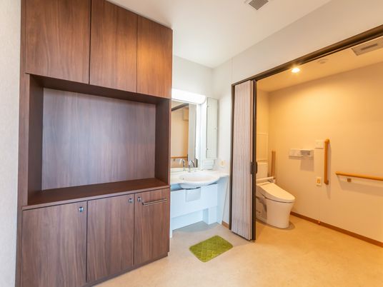 快適な洗面台とトイレ空間