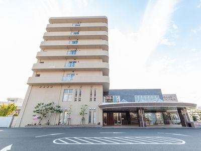 高層ビルとエントランス