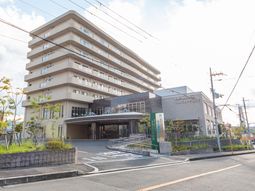 モダンな施設の外観