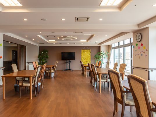 広々とした明るい食堂