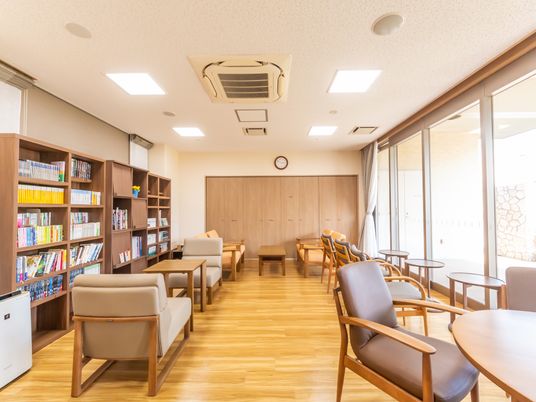 本棚のあるリビング