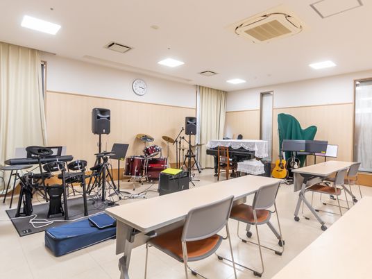 楽器が並ぶ多目的室