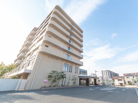 広々とした建物の外観