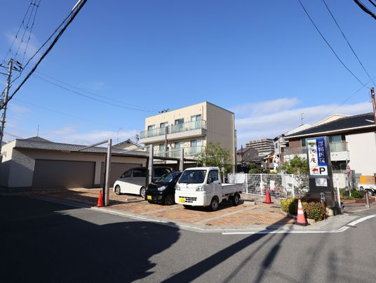 明るい日差しの施設外観