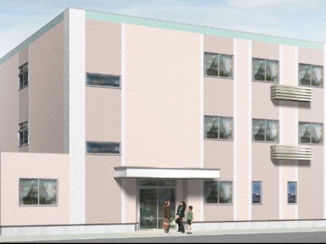 ピンク色の建物外観