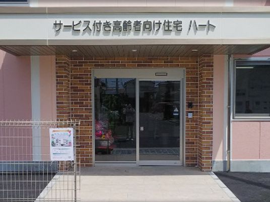明るい施設の入り口