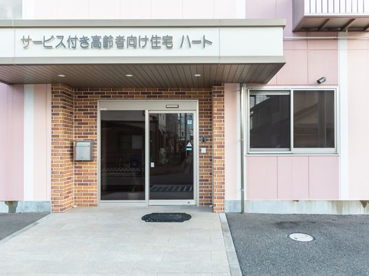 明るいエントランス施設外観