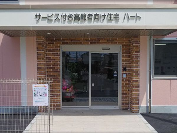明るいエントランス外観