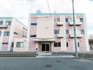 ピンクの建物とエントランス
