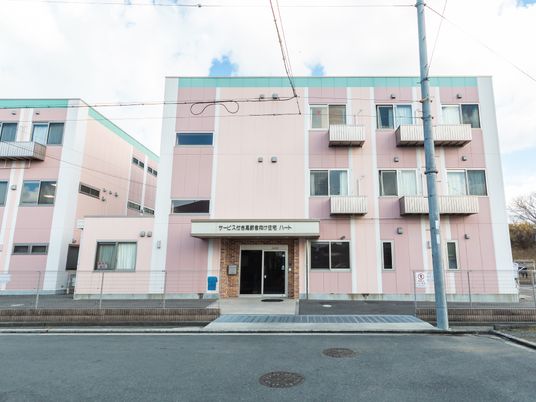 ピンクの建物とエントランス