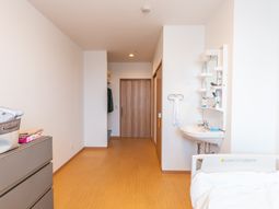 居室のベッドと洗面台