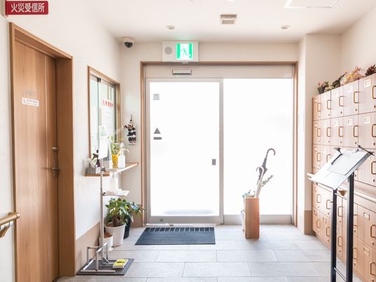 明るいエントランス風景