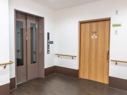 エレベーターと部屋の入口