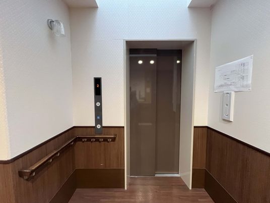 エレベーターの前