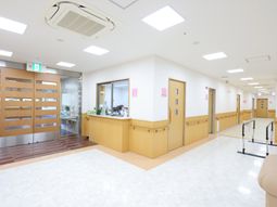 明るい廊下と受付