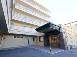 明るい建物のエントランス