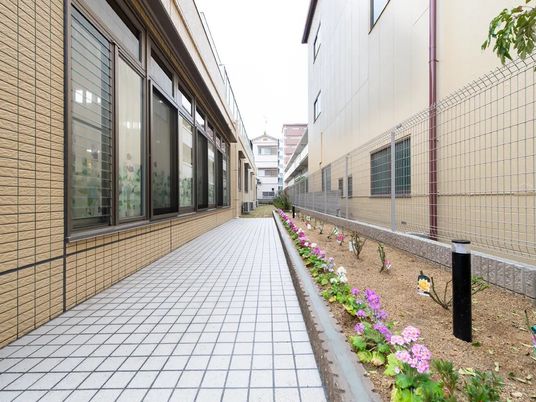 花壇沿いの通路  