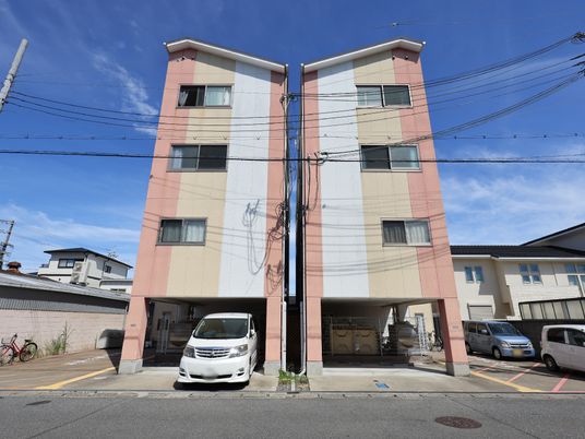ピンク色の建物正面外観