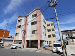 ピンクの建物の外観