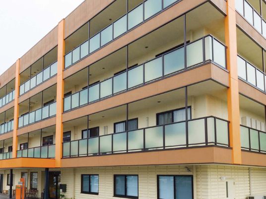 外観の3階建て建物  