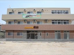 明るい日差しの施設外観
