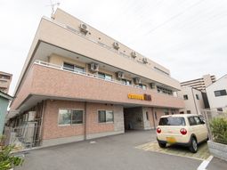 外観の建物と駐車場