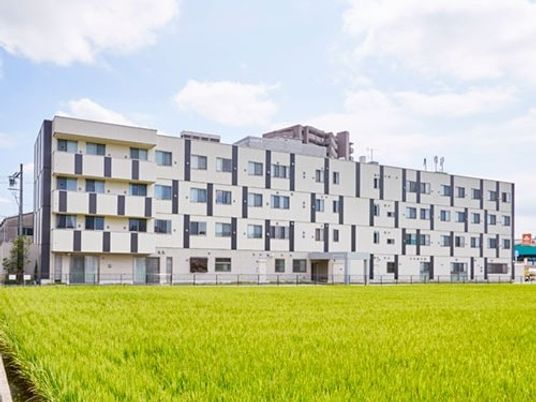 芝生前の建物外観  