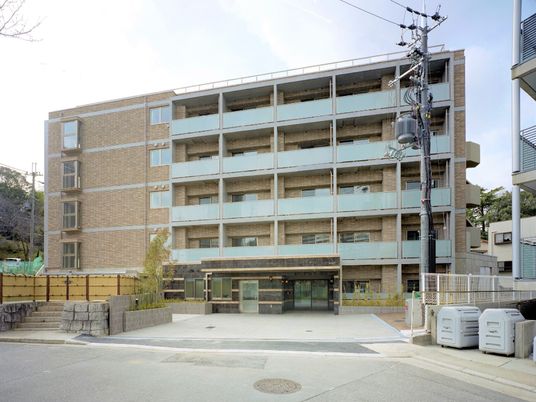 現代的な建物のエントランス